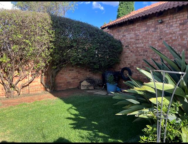 4 BEDROOM TOWNHOUSE FOR SALE IN SUNDOWNER